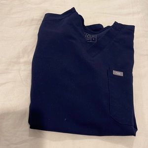 Men’s S navy figs top